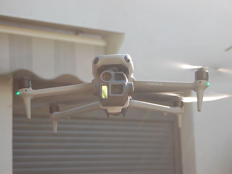 DSC_5803 copy Drone réalisant une inspection de toiture en milieu urbain