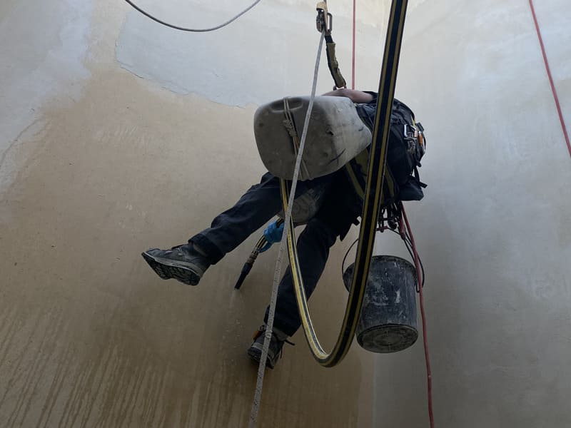 Travaux en hauteur Paris réalisés par un cordiste intervenant sur une façade intérieure difficile d’accès