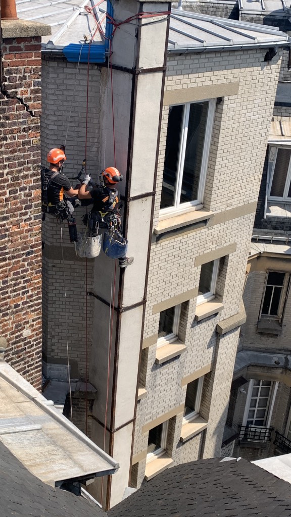 Travaux de purge de maçonnerie en hauteur sur façade d'immeuble 