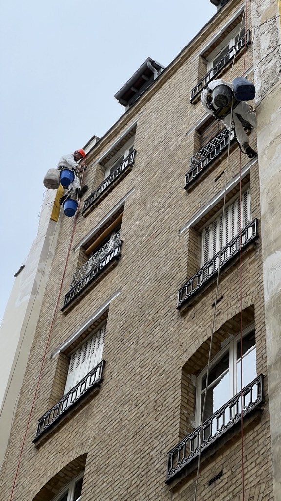 Travaux de purge de maçonnerie en hauteur sur façade d'immeuble 