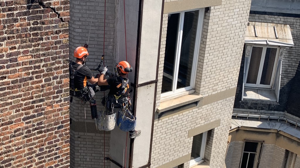 Purge de Maçonnerie en Hauteur sur Façade d'Immeuble