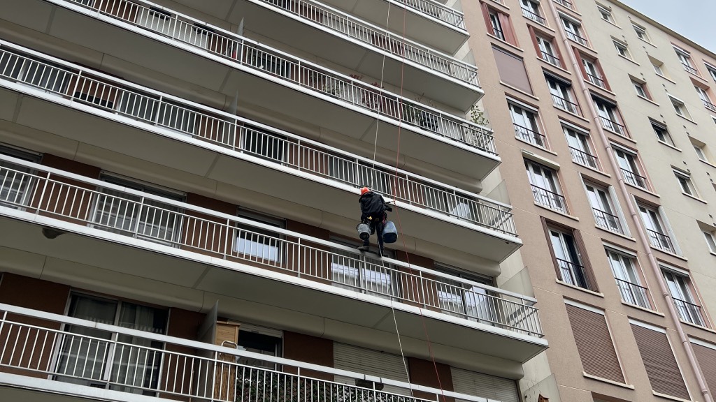 Travaux de cordistes sur balcon ete 