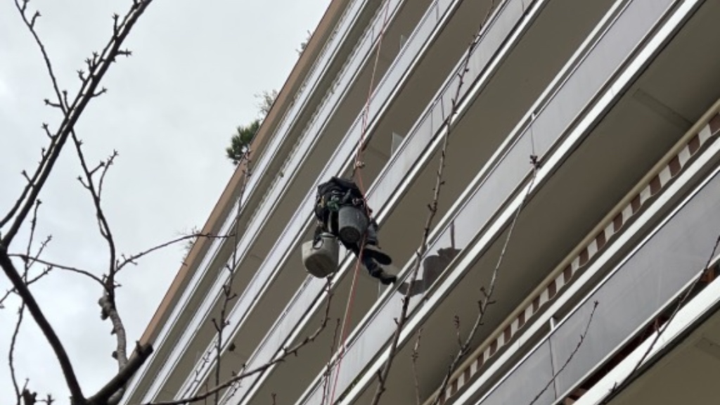 Travaux de cordistes sur balcon hiver
